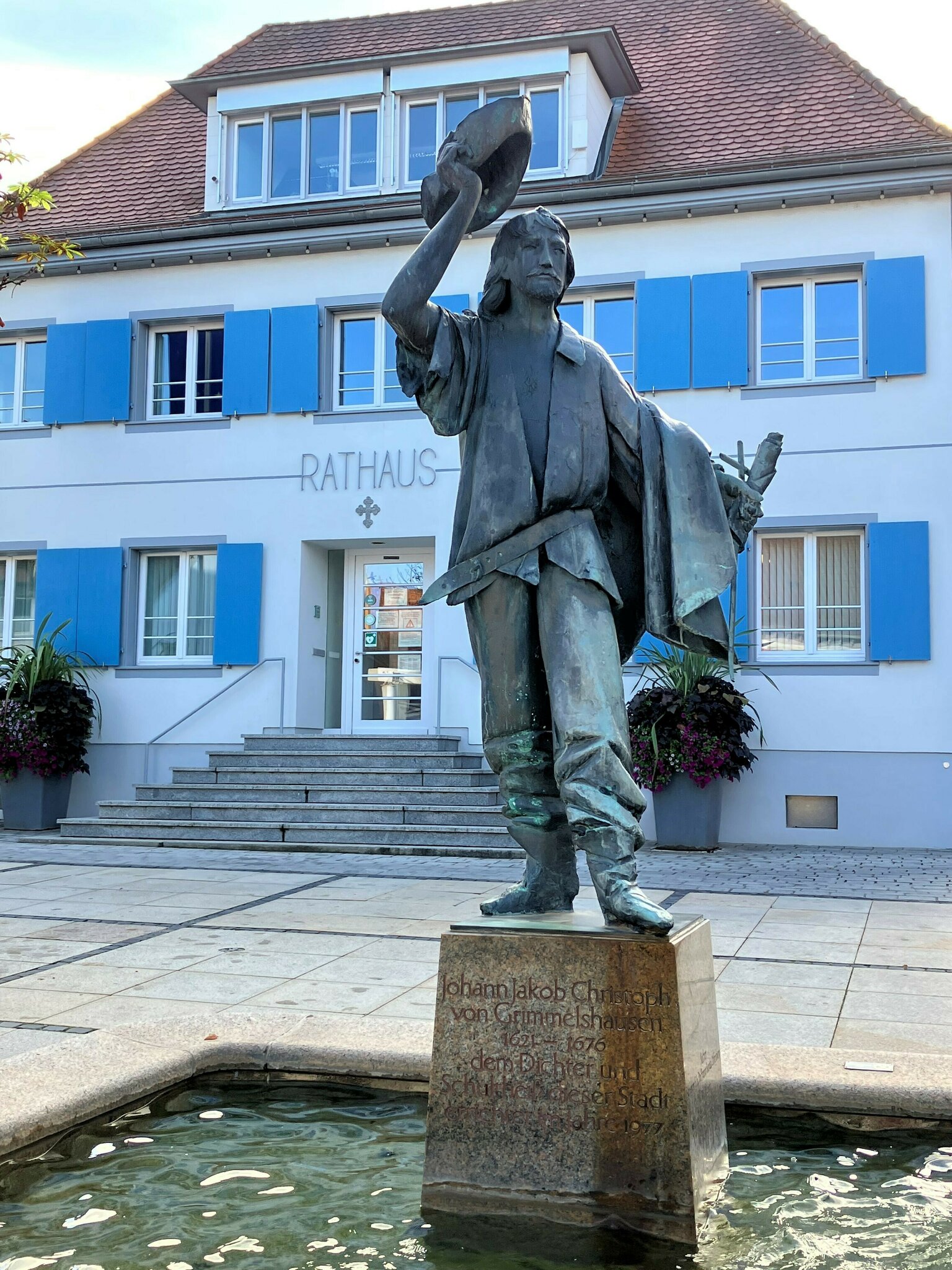 Statue von Hans Jakob Christoffel von Grimmelshausen in Renchen